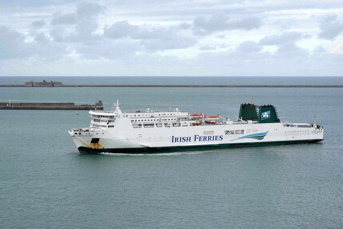 Irish-Ferries-Fähre bei der Ausfahrt aus dem Hafen von Cherbourg