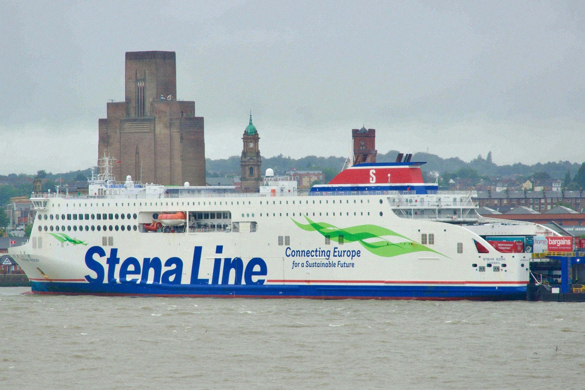Die Stena-Line-Fähre Stena Edda am Terminal Twelve Quays in Birkenhead bei Liverpool