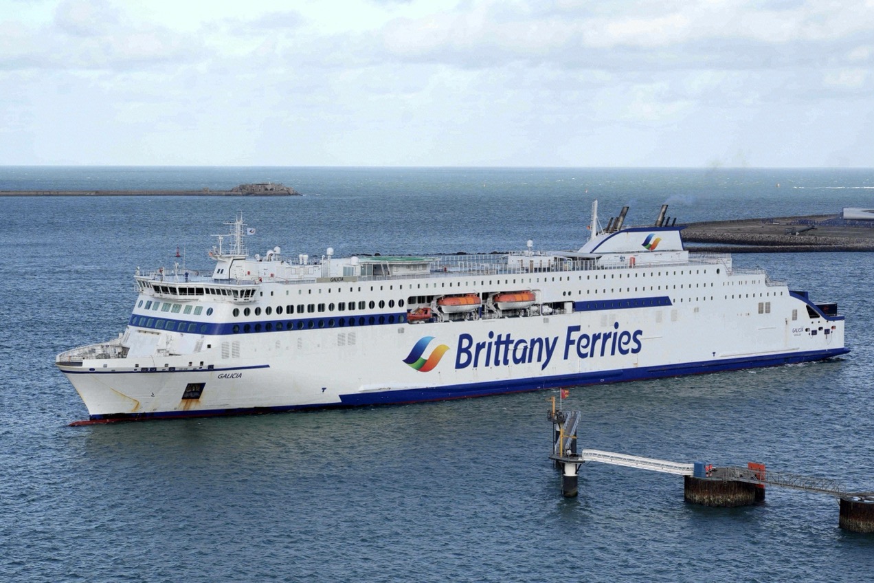 Brittany-Ferries-Fähre Galicia in der Hafeneinfahrt von Cherbourg