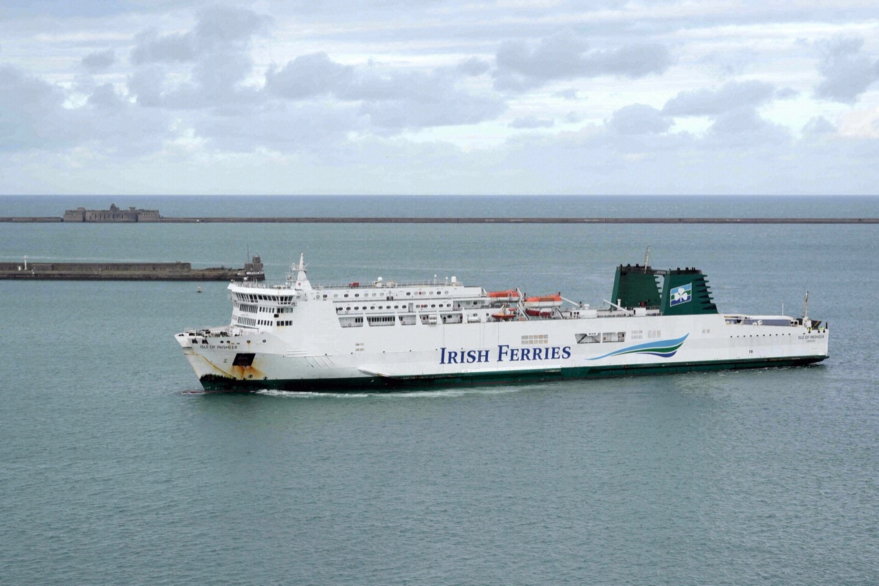 Irish-Ferries-Fähre Isle of Inisheer verlässt Cherbourg